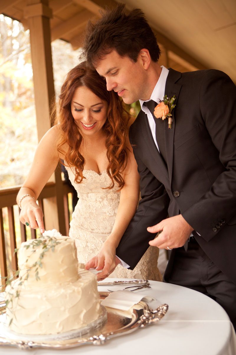 Cutting-the-Cake-Love-Like-Wedding